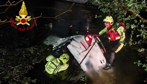 incidente stradale porcia|Incidente mortale a Porcia. Auto finisce dentro il lago. Morto un。